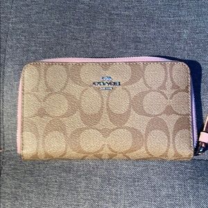 Signature Coach zip wallet